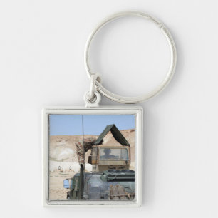 Ein soldiier weist einen irakischen Armeesoldaten Schlüsselanhänger