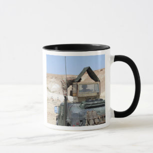 Ein soldiier weist einen irakischen Armeesoldaten Tasse