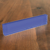 Ein solider blauer Hintergrund ohne sichtbares Ele Namensplakette (Seite)