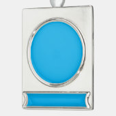 Ein solider, hellblauer Hintergrund ohne jegliches Banner-Ornament Silber (Links)