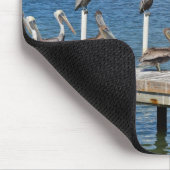 Ein Sonnenbad nehmende Pelikane Mousepad (Ecke)