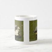 Ein Sonnenbad nehmende Schildkröten Kaffeetasse (Mittel)