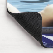 Ein Sonnenbad nehmendes Mädchen Mousepad (Ecke)