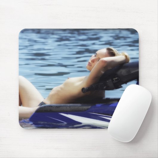 Ein Sonnenbad nehmendes Mädchen Mousepad (Mit Mouse)