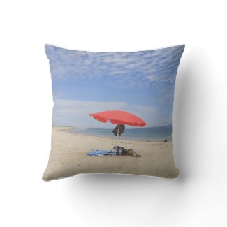 Ein Sonnenschirm und das Meer - Kissen