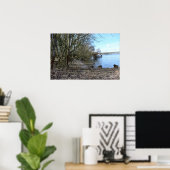 Ein sonniger Tag am Fluss Poster (Heimbüro)
