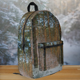 Ein sonniger Wintertag im Kiefernwald Bedruckter Rucksack