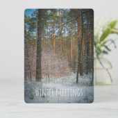 Ein sonniger Wintertag im Kiefernwald Feiertagskarte (Stehend Vorderseite)