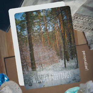 Ein sonniger Wintertag im Kiefernwald Feiertagskarte