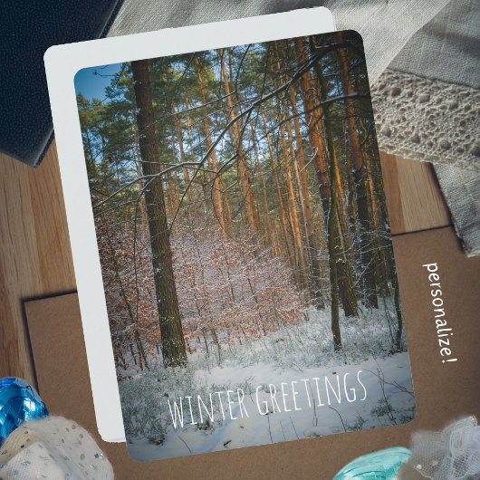 Ein sonniger Wintertag im Kiefernwald Feiertagskarte