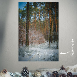 Ein sonniger Wintertag im Kiefernwald Poster