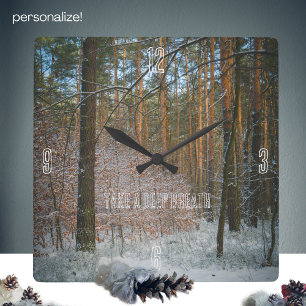 Ein sonniger Wintertag im Kiefernwald Quadratische Wanduhr