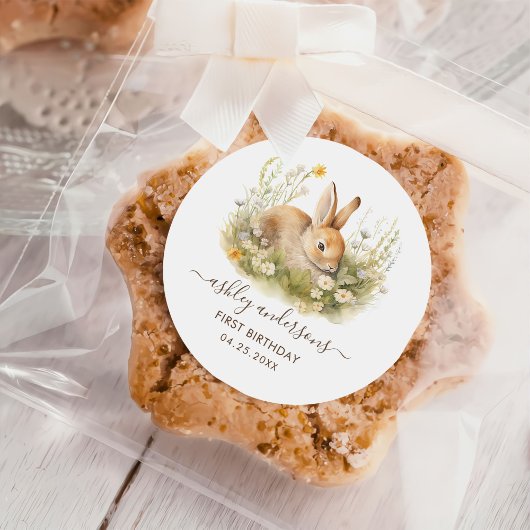 Ein sonniges Blumenmädchen zum Geburtstag Runder Aufkleber