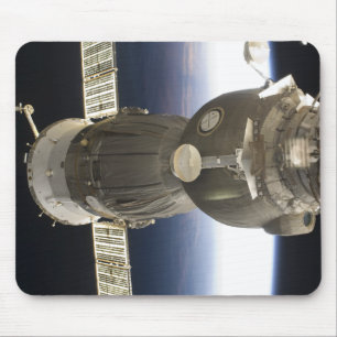 Ein Soyuz Raumfahrzeug backdropped durch Erde Mousepad