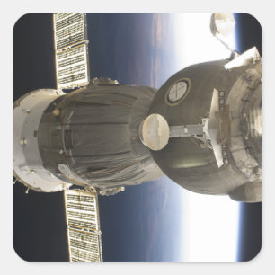 Ein Soyuz Raumfahrzeug backdropped durch Erde Quadratischer Aufkleber