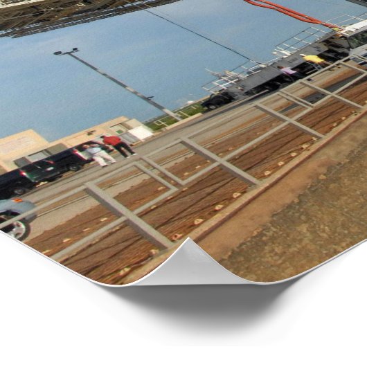 Ein Space Shuttle Atlantis auf dem Launch Pad 39A Poster (Ecke)