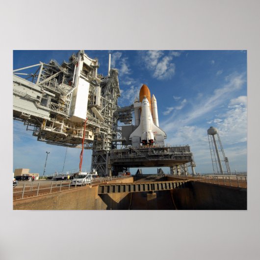 Ein Space Shuttle Atlantis auf dem Launch Pad 39A Poster (Vorne)