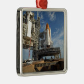 Ein Space Shuttle Atlantis auf dem Launch Pad 39A Silbernes Ornament (Rechts)