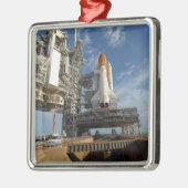 Ein Space Shuttle Atlantis auf dem Launch Pad 39A Silbernes Ornament (Links)