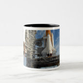 Ein Space Shuttle Atlantis auf dem Launch Pad 39A Zweifarbige Tasse (Mittel)