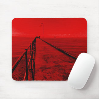 Ein Spaziergang entlang der Anlegestelle am Meer Mousepad