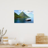 Ein Speedboat vor den Pitons in Saint Lucia Poster (Küche)