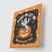Ein spielerischer Geist, der über einer Jack-o'-La Quadratische Wanduhr (Winkel)