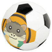 Ein spielerischer und lustiger Hamster Fußball (Dreiviertel)