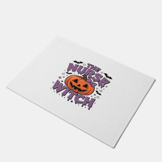 Ein spielerisches Design mit Kürbishexe und einem Fußmatte (Schrägansicht)