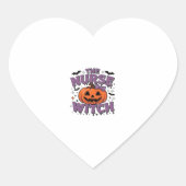 Ein spielerisches Design mit Kürbishexe und einem Herz-Aufkleber (Vorderseite)