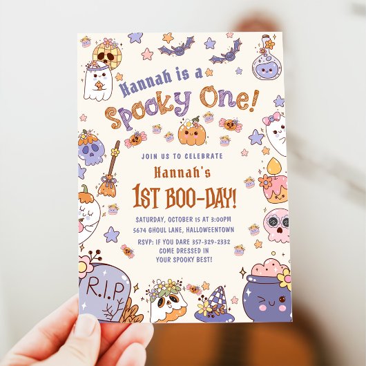 Ein Spooky Babe Niedlich Halloween Ghost 1. Geburt Einladung