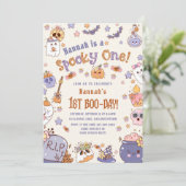 Ein Spooky Babe Niedlich Halloween Ghost 1. Geburt Einladung (Stehend Vorderseite)