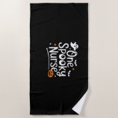 Ein Spooky Nurse Funny Ghost Nurse Halloween Essen Strandtuch (Vorderseite)