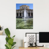 Ein Springbrunnen in Jerewan Poster (Heimbüro)