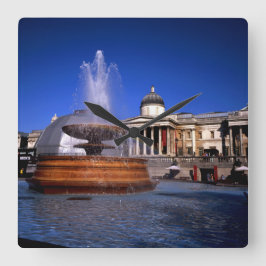 Ein Springbrunnen Trafalgar Square London Quadratische Wanduhr