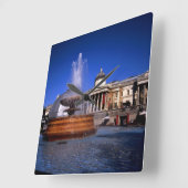 Ein Springbrunnen Trafalgar Square London Quadratische Wanduhr (Winkel)