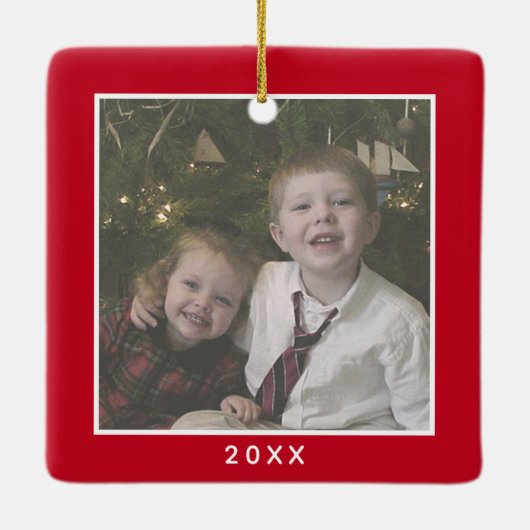 Ein Square Foto plus Jahr - minimale rote Grenze Keramikornament (Rückseite)