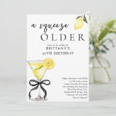 Ein Squeeze Older Lemon Drop Martini 30. Geburtsta Einladung (Stehend Vorderseite)