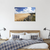 Ein Stacheldrahtzaun, der entlang eines Steinzauns Leinwanddruck (Insitu (Schlafzimmer))