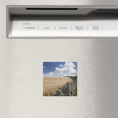 Ein Stacheldrahtzaun, der entlang eines Steinzauns Magnet (In Situ (Geschirrspüler))
