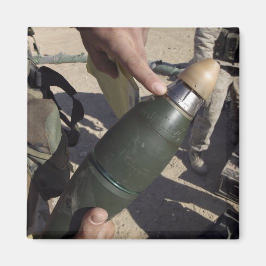 Ein Staffelführer weist auf eine Verzögerung hin Magnet (Vorne)