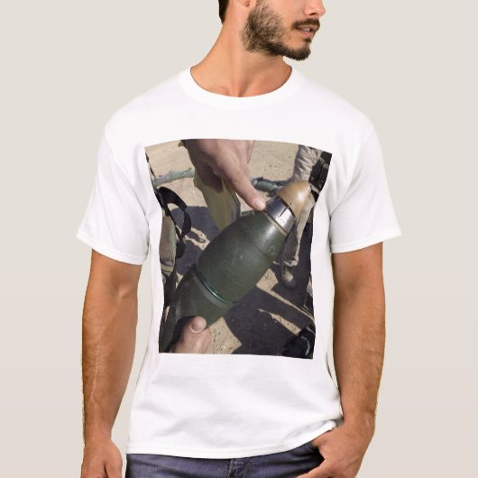 Ein Staffelführer weist auf eine Verzögerung hin T-Shirt (Vorderseite)