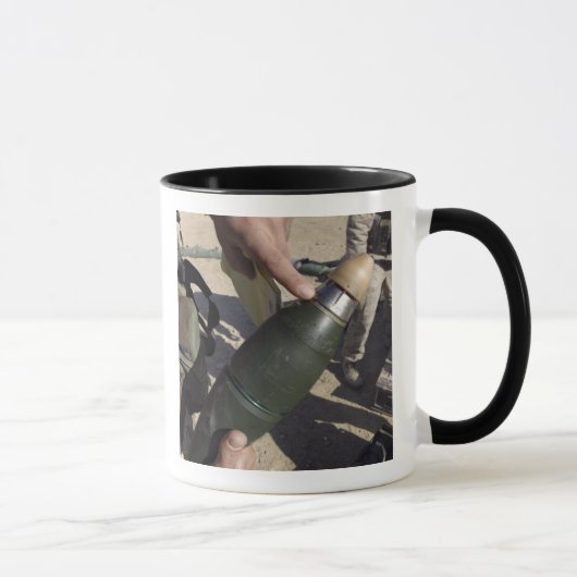 Ein Staffelführer weist auf eine Verzögerung hin Tasse (Rechts)