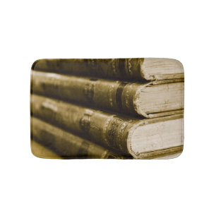 Ein Stapel alter Bücher Badematte