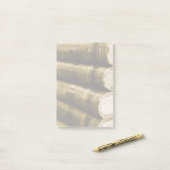 Ein Stapel alter Bücher Post-it Klebezettel (Auf Schreibtisch)