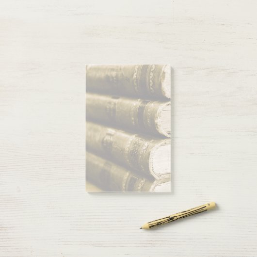 Ein Stapel alter Bücher Post-it Klebezettel (Auf Schreibtisch)