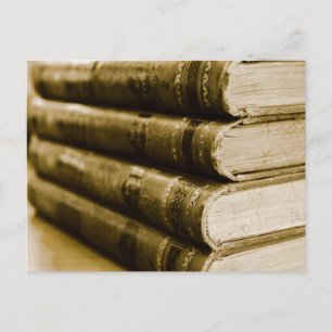 Ein Stapel alter Bücher Postkarte