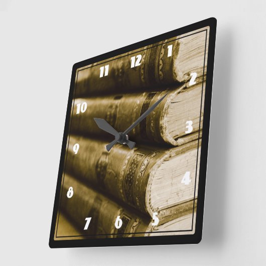 Ein Stapel alter Bücher Quadratische Wanduhr (Winkel)