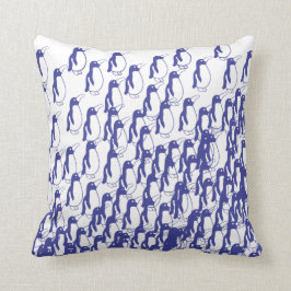 Ein Stapel der Pinguine Kissen
