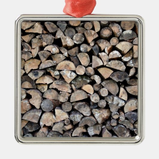 Ein Stapel des Brennholzes Silbernes Ornament (Vorne)